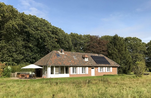 Unique holiday home for 8 people in a Limburg nature reserve