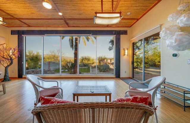 Unique Home/5 BR 2 BA/Yoga/Private/4 Acres