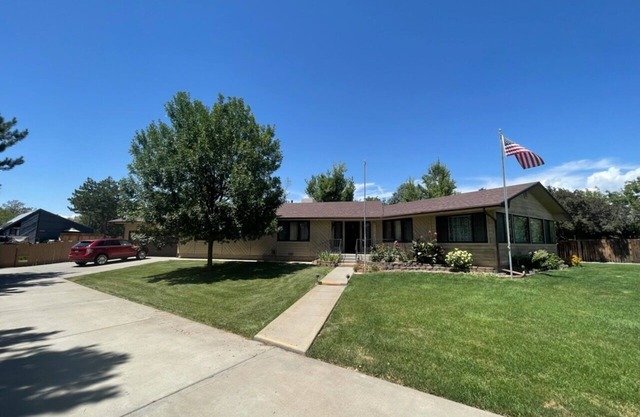 Unique home -in Golf Club heights-near hospital and airport!