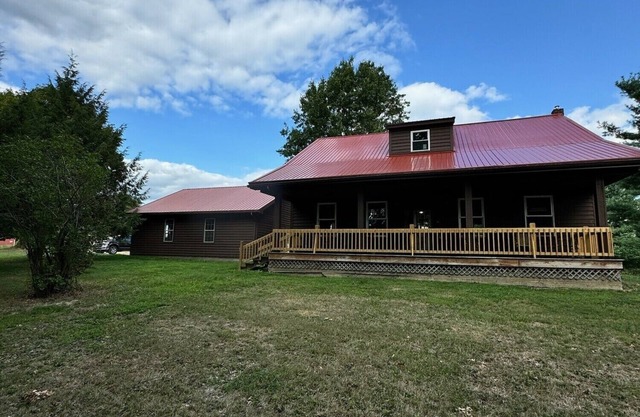Unique house with mancave and game room. Wildlife, pet friendly, hot tub, Wi-Fi!
