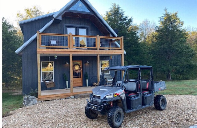 Unique/modern, secluded cabin on 95 river front acres/utv/kayaks & hot tub