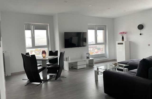 Unique Penthouse Lakeview W19