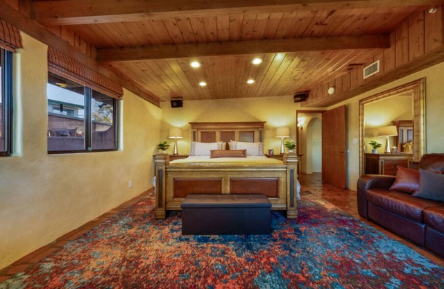 Unique Property/2 BR 1 BA/Patio/Kitchenette