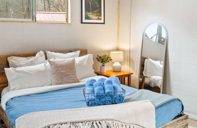 Unique Red River Gorge glamping experience! Air Conditioned and Pet-Friendly