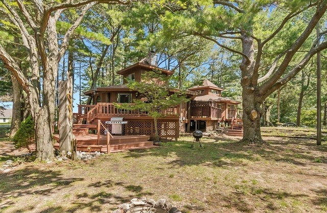Unique, Silver Lake Tree House in popular beach town. It's one of a kind.