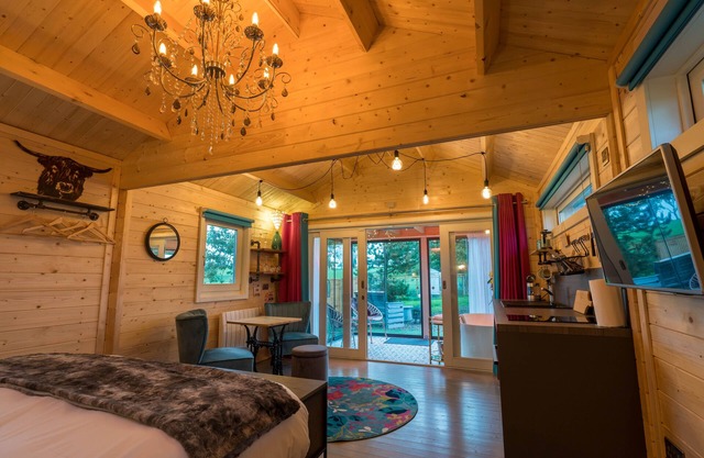 Unique Spacious Heated Lodge With Enclosed/open air Bathtub and Outdoor Seating