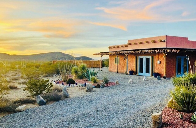 Unique Straw-bale home Amazing Mountain Views/Sunsets 5 min to Hueco Tanks
