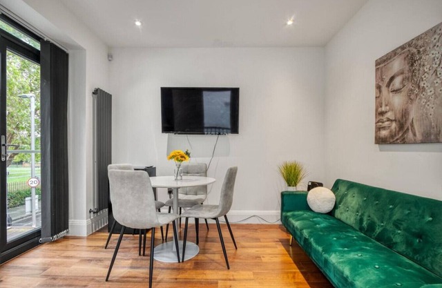 Unique Stylish Duplex 2BR 2BA Balcony