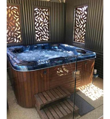 Unique Zone half house with games room & outdoor jacuzzi in Maiden Gully, Bendigo