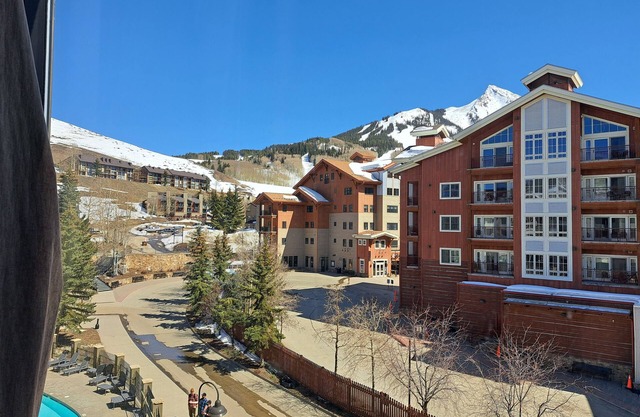 Unit #465 Charming 1-bedroom condo in with WiFi, fitness room, pool, hot tub.