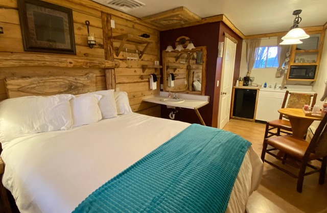 Unit 6: Queen Suite/w Kitchenette