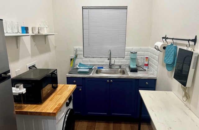 Unit B - Near UCLA WH, Kaiser, Dignity, Cedars Providence, RAMS & More