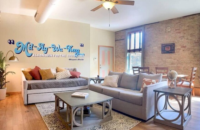 Unit C- New Big 2 King Bedroom Condo by FiservForum/3rd St