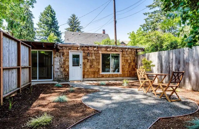 University Cottage, 2 blocks from U of O.
