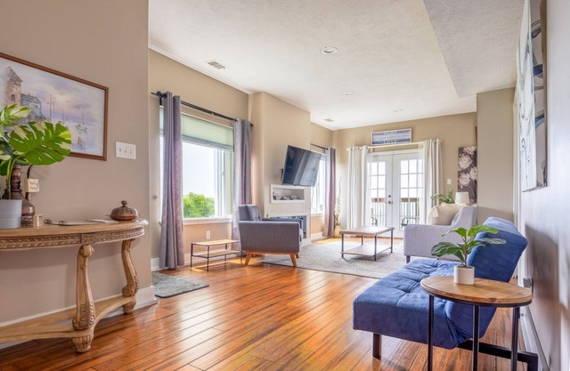 Unmatched City View! King Bed, 2BR Apt. Free Parking!