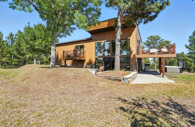Unmatched views of Mt. Rushmore and Black Elk Peak on 17 acres with hot tub