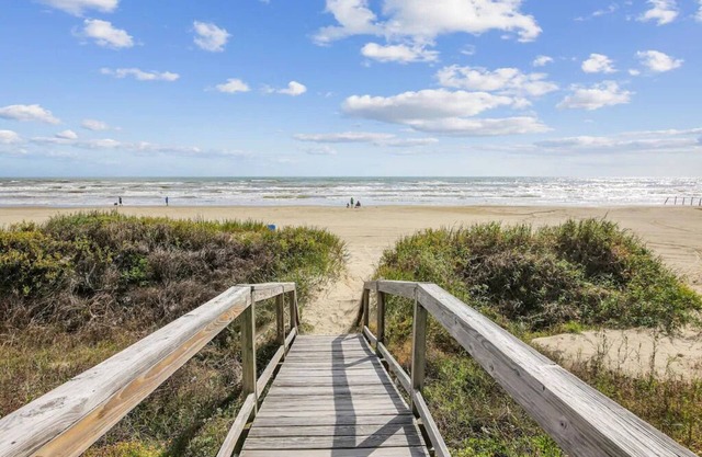 Unobstructed Front Row, Private Boardwalk to the beach! Pet friendly, Sleeps 20