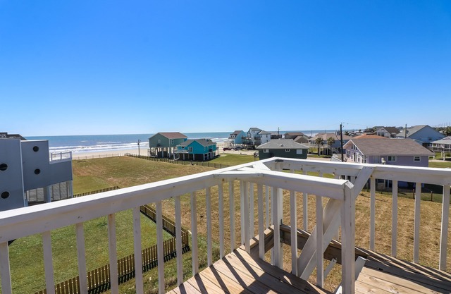 Unobstructed Gulf views. Beachfront, 2nd row. Pets welcome. King bed. Sleeps 8
