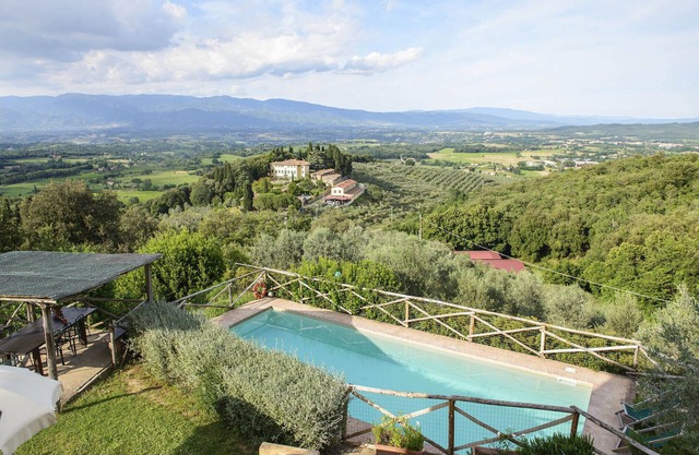Unspoilt farmstay with private pool, amazing panorama over the valley and wine