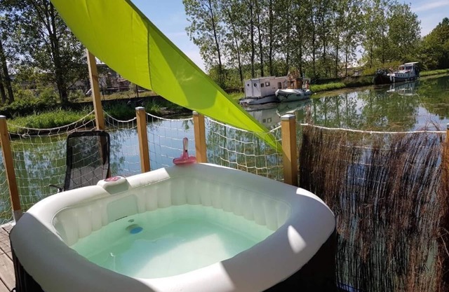 Unusual floating cottage with private Jacuzzi