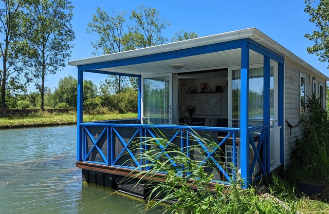 Unusual floating cottage with all comforts for 6 persons, terrace, jacuzzi, fishing