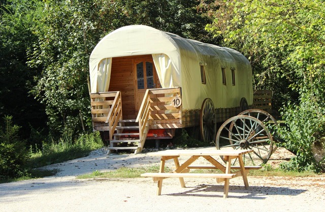 Unusual caravan in a far west atmosphere at the gates of Troyes