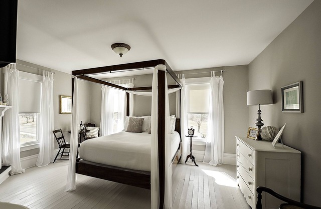 Unwind and Relax at Vineyard with Hot Tub and Massage On Site!