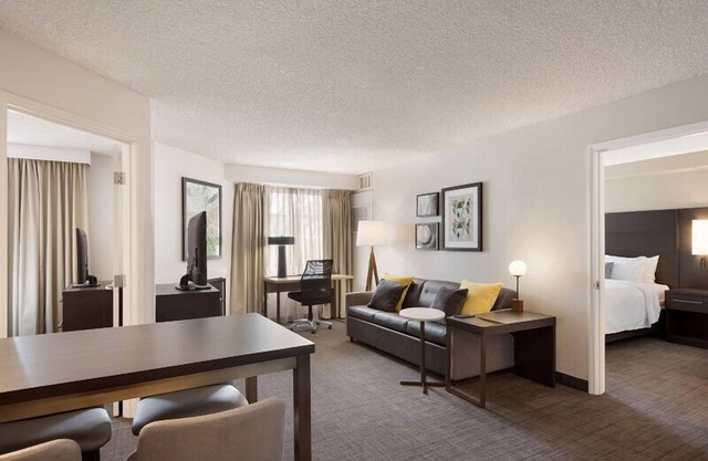 Unwind and Relax! Spacious Unit w/Full Kitchen, Pet-friendly, Free Breakfast!