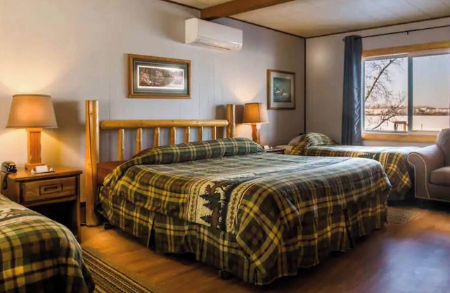 Unwind at the lake in Room 12 - Loons Lair - Curriers Lakeview Lodge