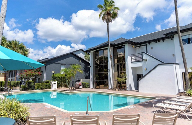 Unwind in a Modern 3BR Suite for 10 Guests – Perfect for Orlando Escapes