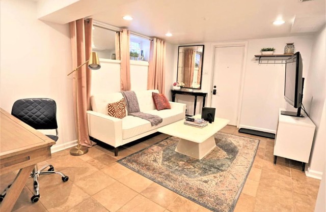 ★Unwind in style at modern inviting basement apartment DOWNTOWN★
