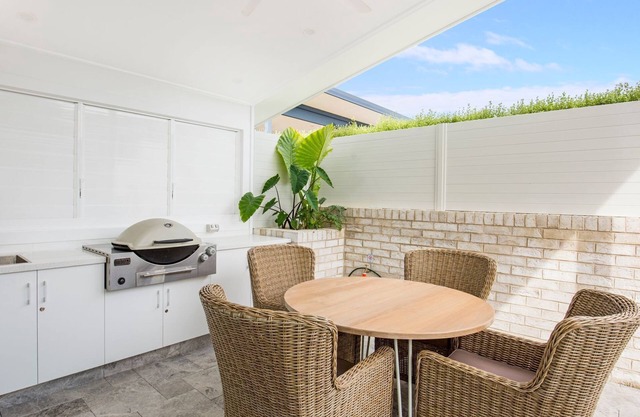 Unwind - Pet Friendly - 1 Min Walk to Beach