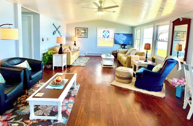 Up North Getaway, Pet friendly, Dock, Kayaks, Firepit, Views. Near Mackinaw City