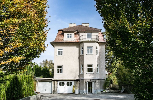 up to 16 pax, BBQ, sunbeds, bikes, close to ski areas, lake region and town