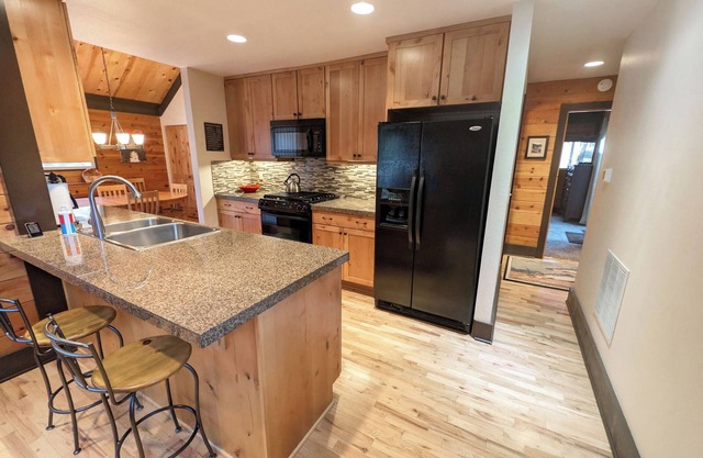 Updated 2/2 + loft Cabin with Rec Passes, Hot Tub - POL10