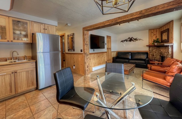 Updated 2 Bedroom, POOL, Hot tub, Game Room!