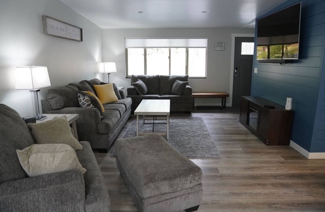 Updated 2bd/2ba. Walk to Village, dog friendly, SHARC passes.