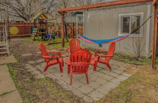 Updated 3-Bed Reno Home w/Hammocks & King Beds near Casinos & University