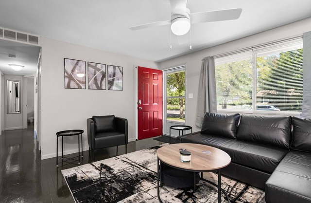 Updated 3 bedroom house, central to everything Ann Arbor with self check in!