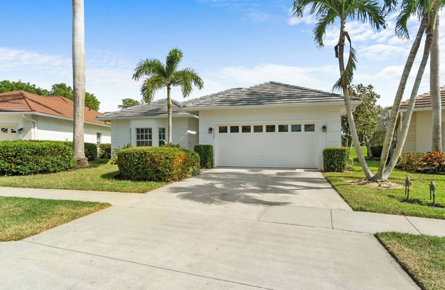 Updated 3-bedroom house in Lely Resort, with private pool and golf course view.