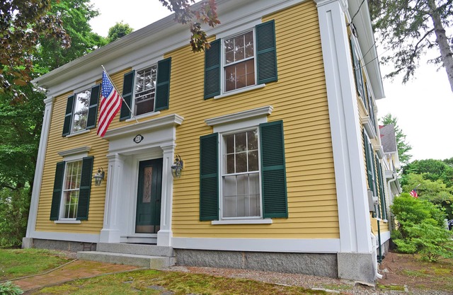 Updated 5 Bedroom, 3.5 Bathroom, Walk to Dock Square & 3/4 mile to Goochs Beach!
