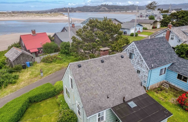 Updated Classic Cottage, Neighborhood Beach Access, Bay and Ocean Views!