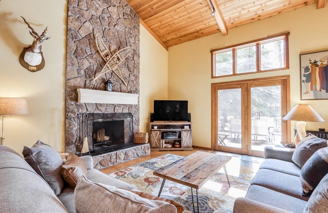 Updated home with private hot tub, 2 family rooms, 2 primary bedrooms & games