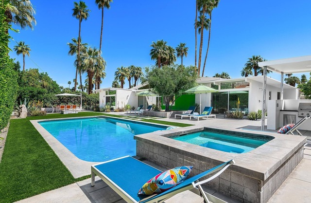 Updated Mid-Century with Pool/Spa, Firepit, Outdoor Shower and Mountain Views