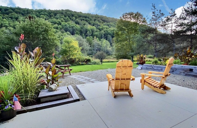 Updated & Modern w/King Bed ~ Pet Friendly ~ Sleeps 4 ~ Beautiful views