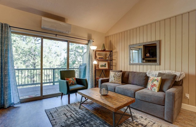 Updated Mt Bachelor Villiage Condo, Pool, Hot Tub, Private Deck, BBQ, River Trails, 20 Min to Lift