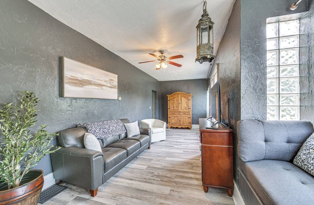 Updated New Kensington Home w/Deck: 22 Mi to PGH!