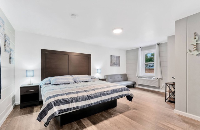 Updated Room #4 - 1 King Bed, Couch, All New Furnishings, Fast WiFi!
