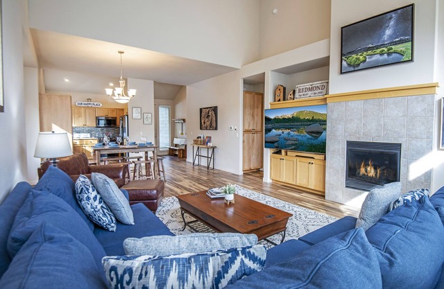 Updated Single-level Eagle Crest Townhome has King Suite, Sunny Creek-side Deck!