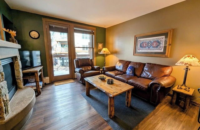 Updated w/Village View, Walk to Slopes, Hot tub